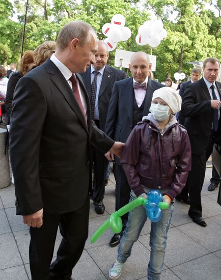 Vladimir Putin attends children's drawing contest