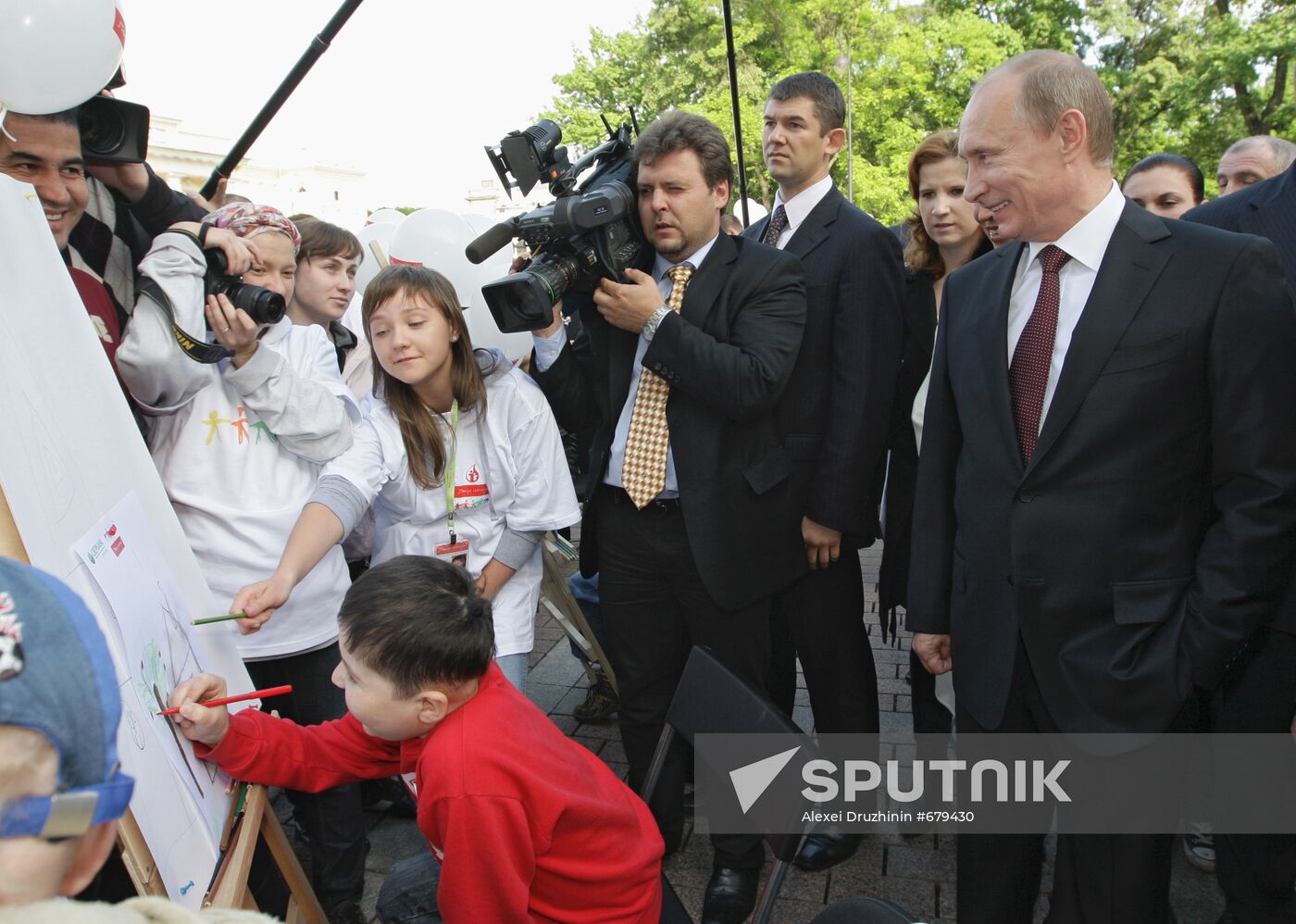 Vladimir Putin attends children's drawing contest
