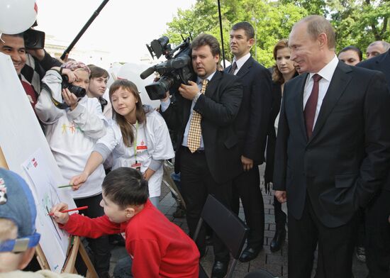 Vladimir Putin attends children's drawing contest