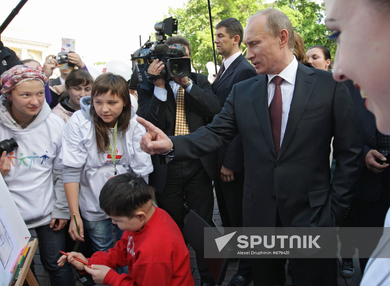 Vladimir Putin attends children's drawing contest