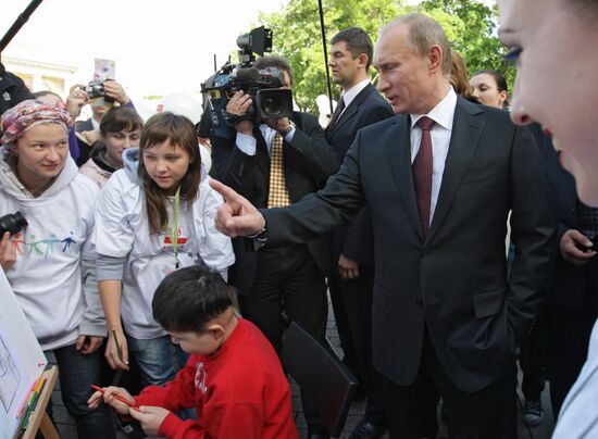 Vladimir Putin attends children's drawing contest