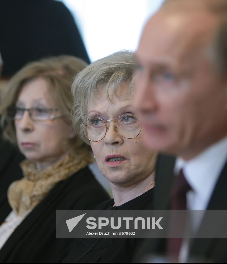 Vladmir Putin with "Little Prince" charity organizers