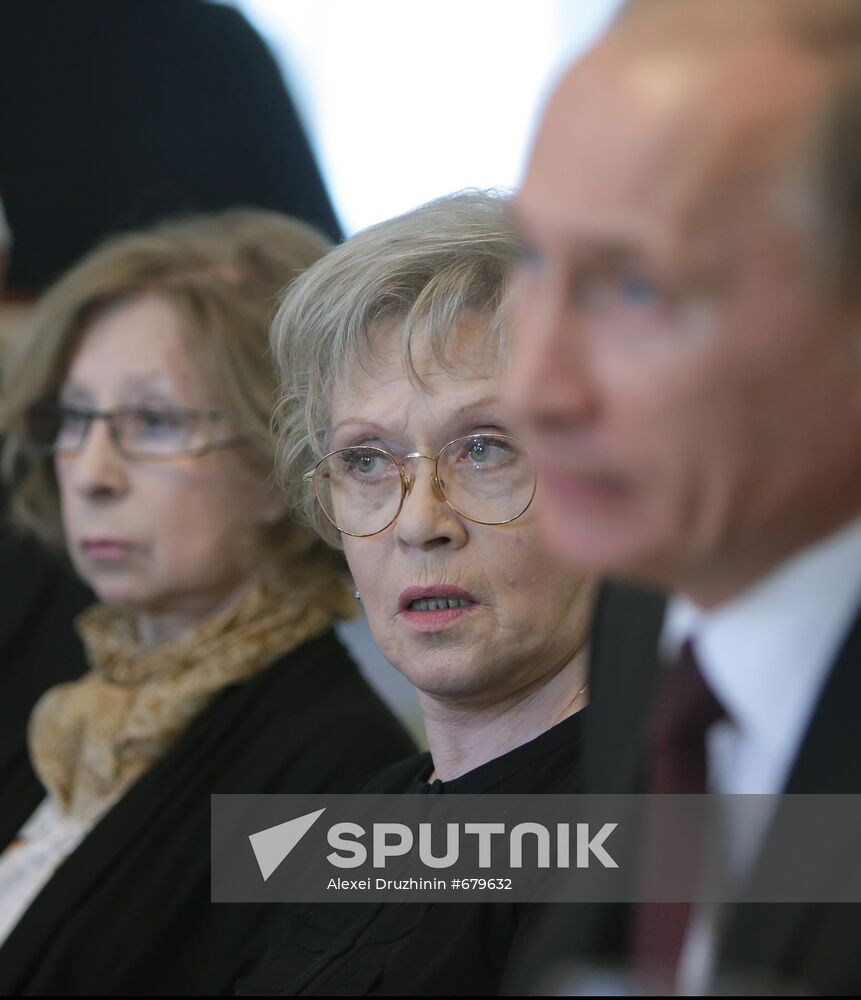Vladmir Putin with "Little Prince" charity organizers
