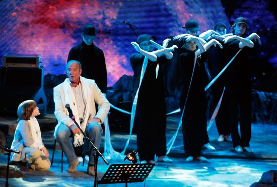 Emmanuil Vitorgan in scene from play The Little Prince