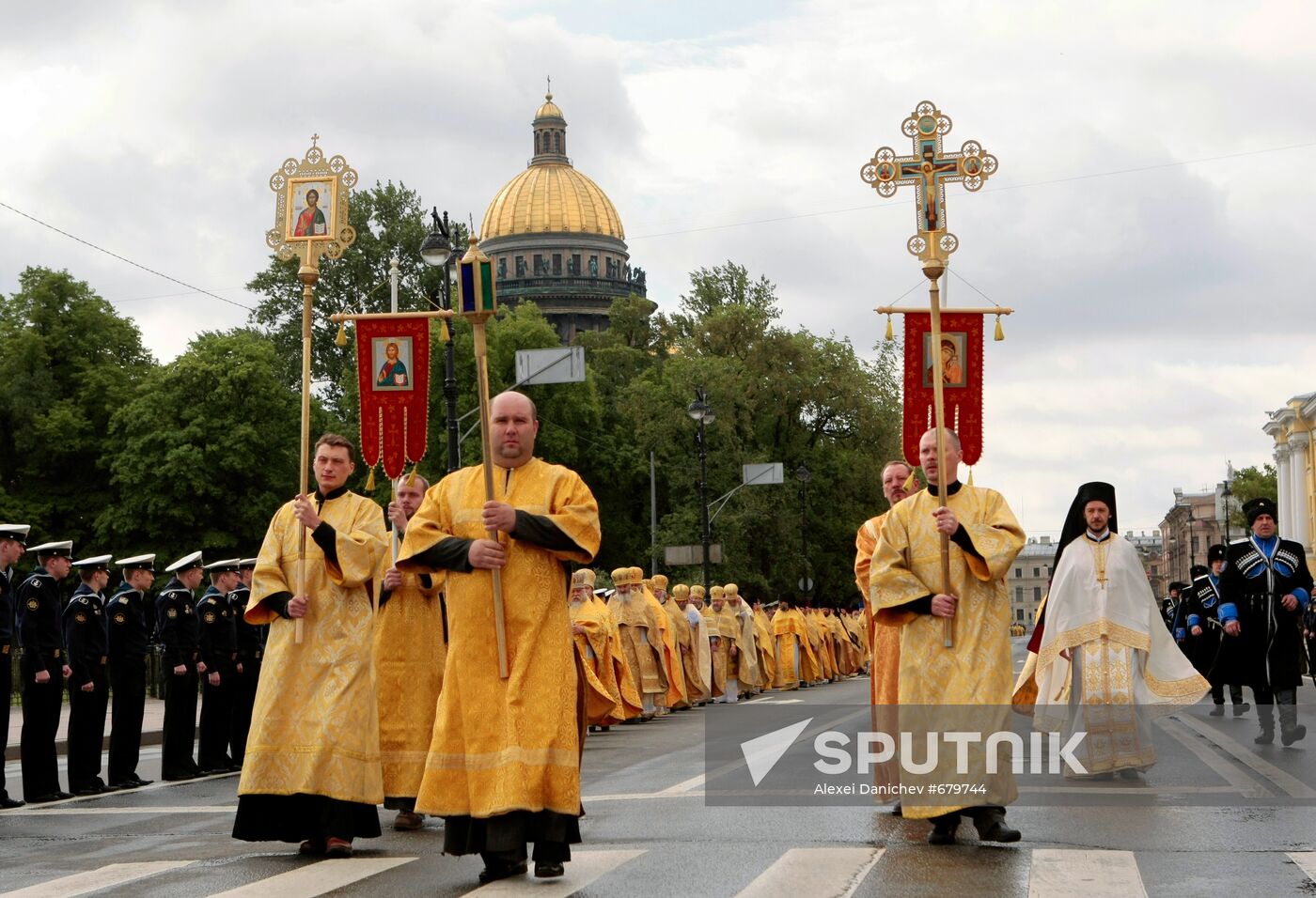 Patriarch Bartholomew and Patriarch Kirill attend procession