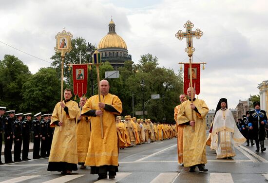 Patriarch Bartholomew and Patriarch Kirill attend procession