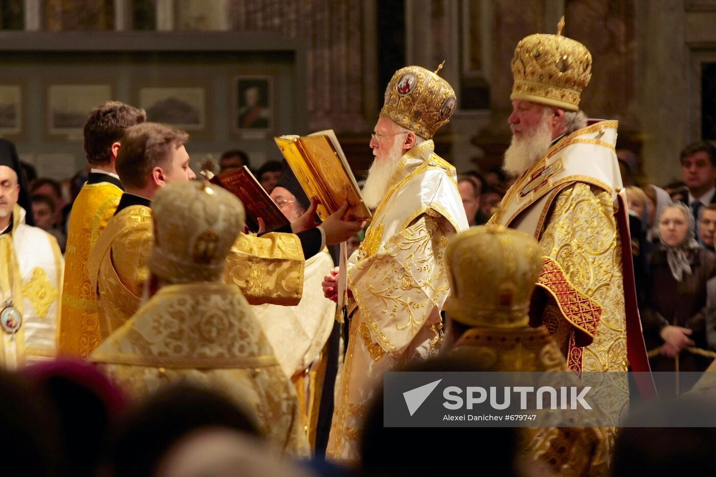 Patriarch Bartholomew and Patriarch Kirill hold joint service