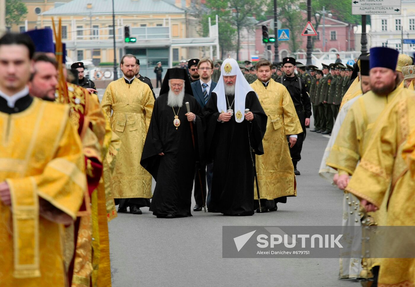 Patriarch Bartholomew and Patriarch Kirill attend procession