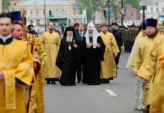 Patriarch Bartholomew and Patriarch Kirill attend procession