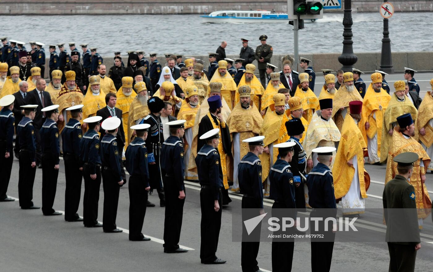 Patriarch Bartholomew and Patriarch Kirill attend procession