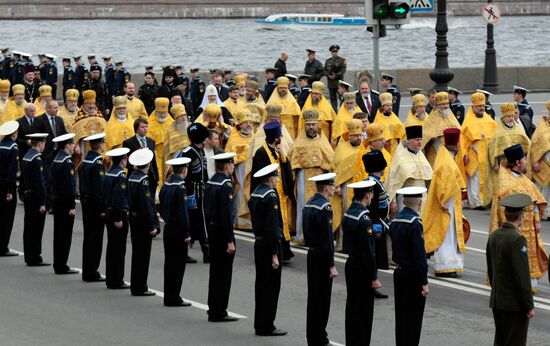 Patriarch Bartholomew and Patriarch Kirill attend procession