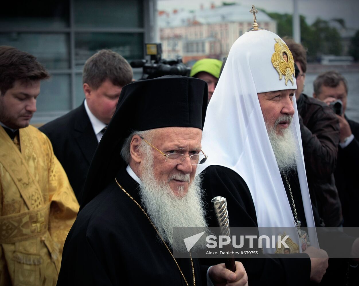 Patriarch Bartholomew and Patriarch Kirill attend procession