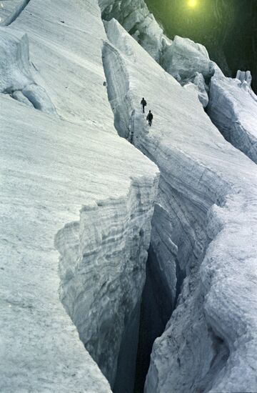 Mountaineers on Donguz-Orun ridge