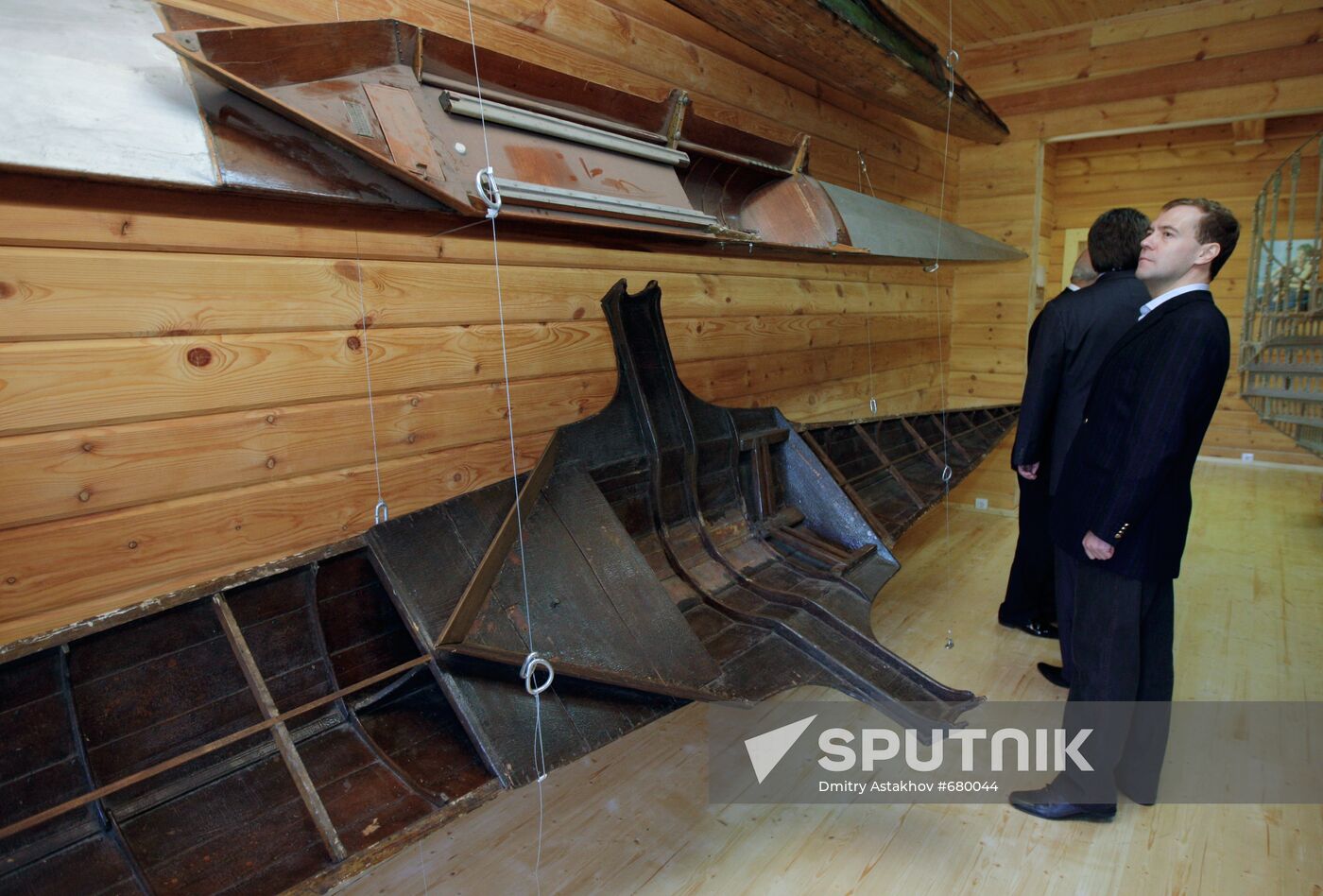 Dmitry Medvedev visits St. Petersburg's English rowing club
