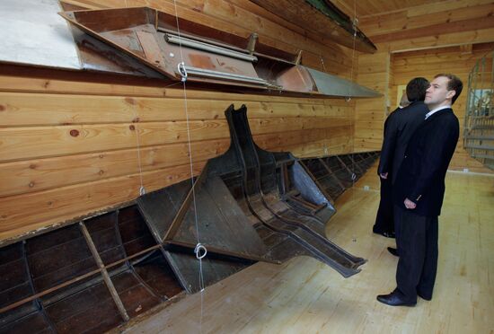 Dmitry Medvedev visits St. Petersburg's English rowing club