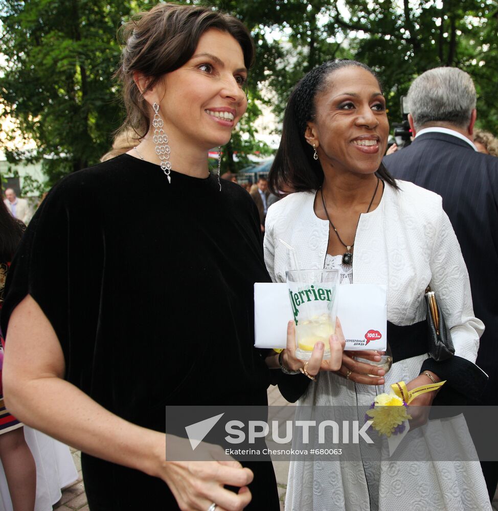 Natalya Sindeyeva and Yelena Khanga