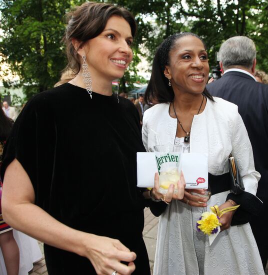 Natalya Sindeyeva and Yelena Khanga