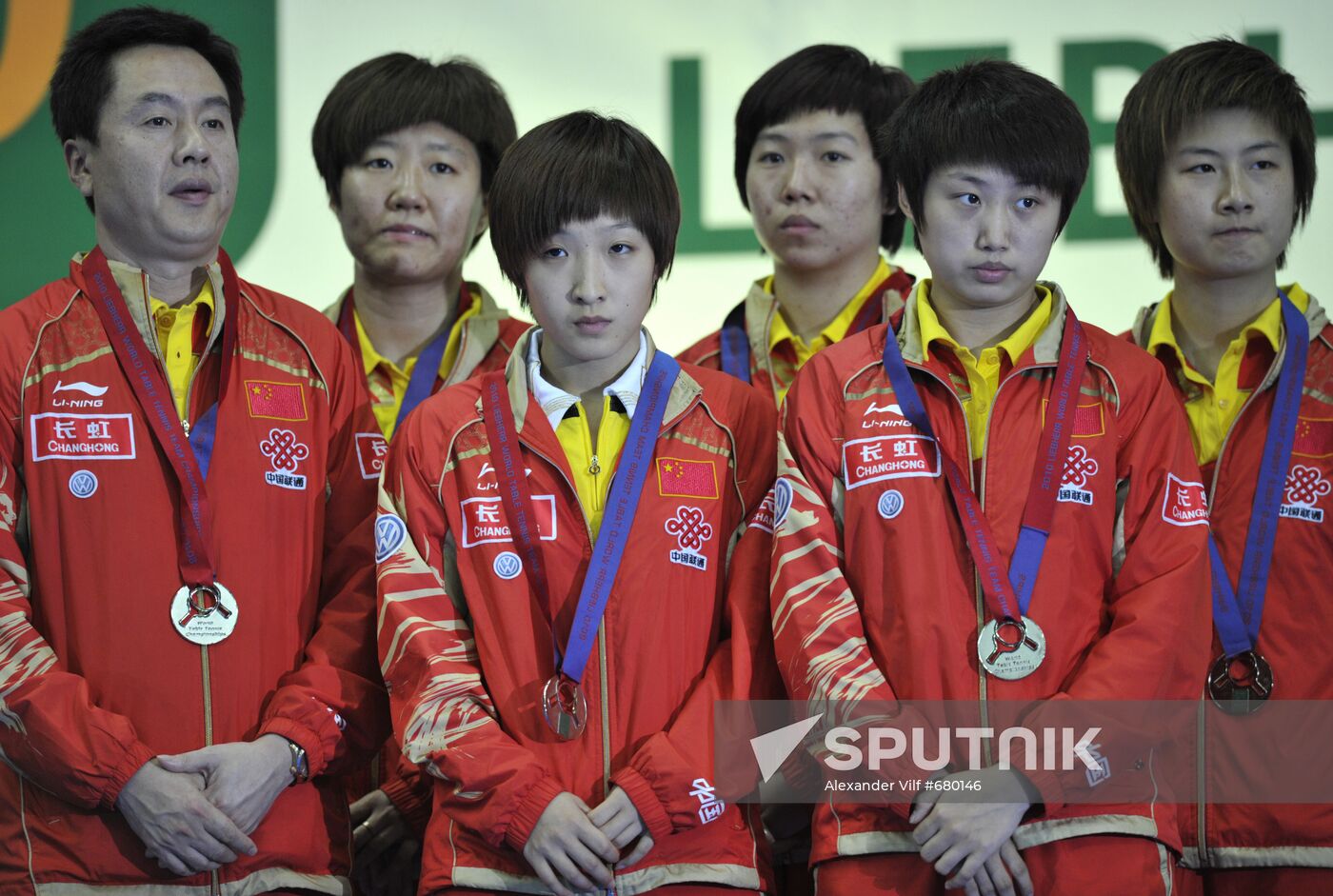Chinese female team wins silver medals