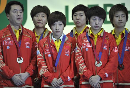 Chinese female team wins silver medals