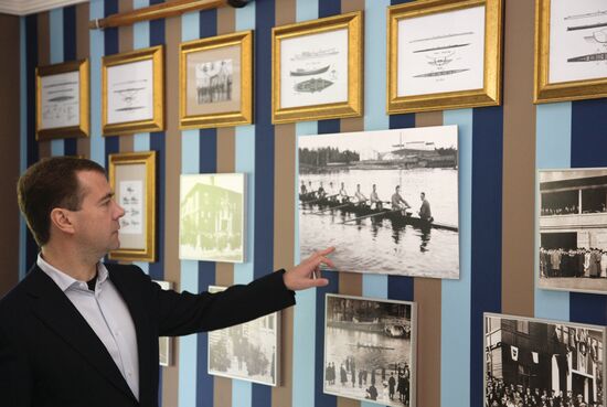Dmitry Medvedev visits St. Petersburg's English rowing club