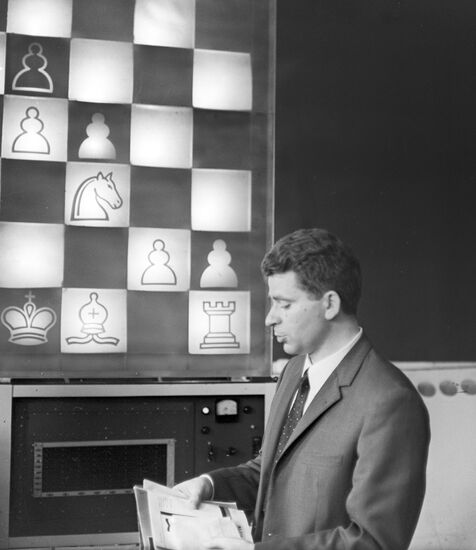 Happy 84th birthday to Boris Spassky, the 10th World Chess Champion! :  r/AnarchyChess