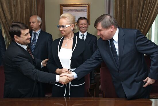 Signing Russian-Polish memorandum in Moscow