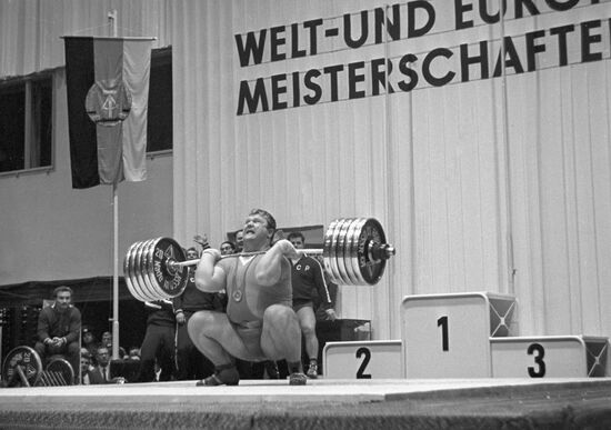 Weight lifter Leonid Zhabotinsky