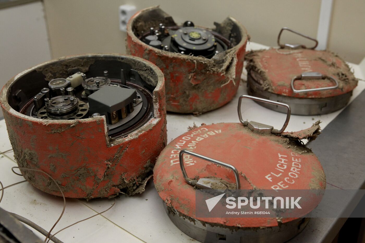 Flight recorders from Polish President Lech Kaczynski's plane