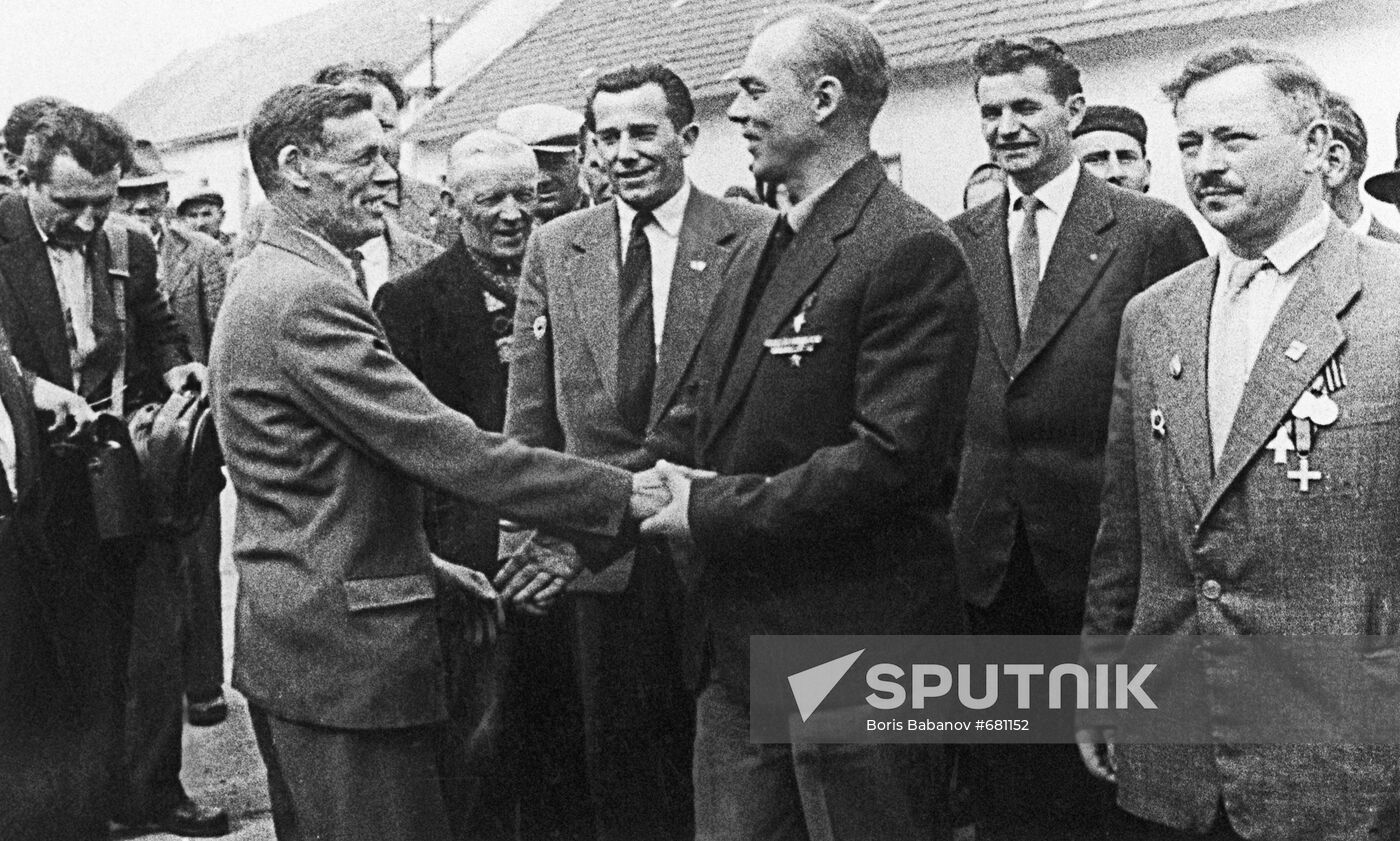 Residents of Omastino village and war hero Vsevolod Klokov