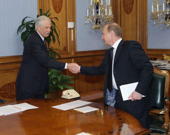 Vladimir Putin meets with leadership of United Russia