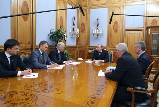 Vladimir Putin meets with leadership of United Russia