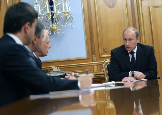 Vladimir Putin meets with leadership of United Russia