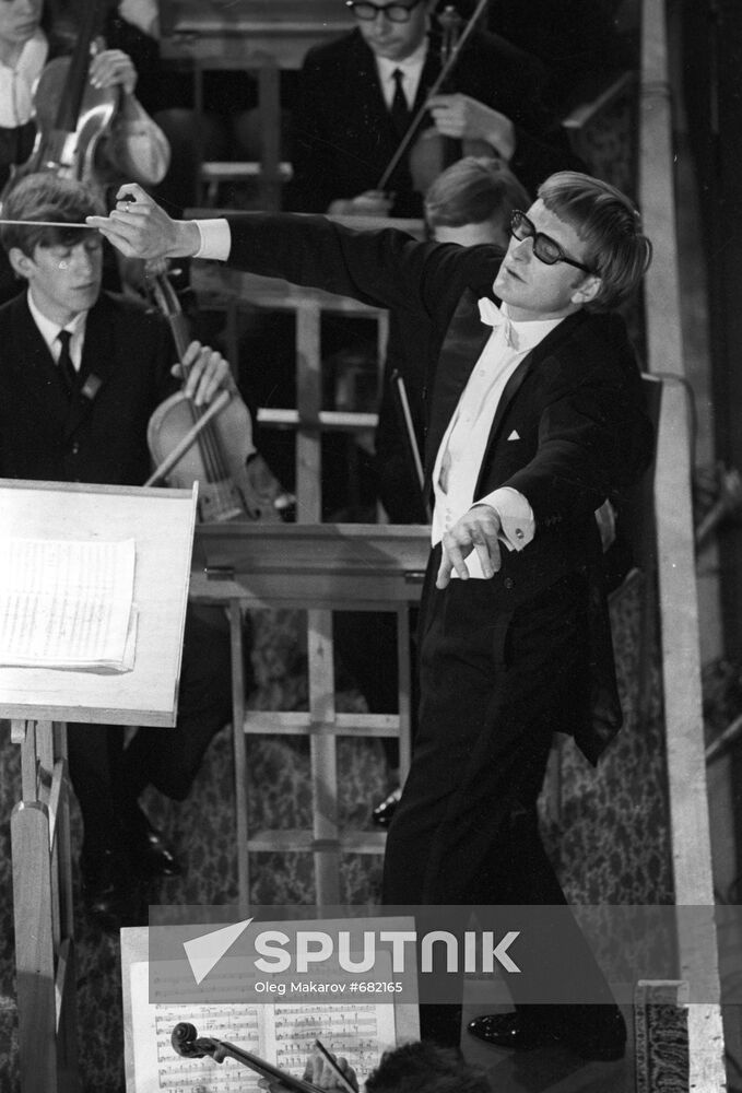 Maxim Shostakovich conducts orchestra