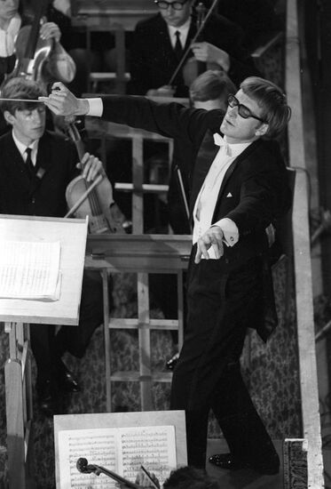 Maxim Shostakovich conducts orchestra