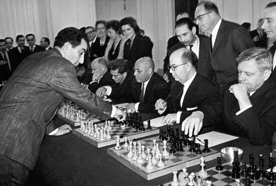 Tigran Petrosyan moves chess piece