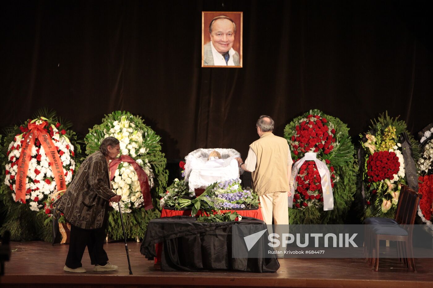 People pay last respects to Andrei Voznesensky