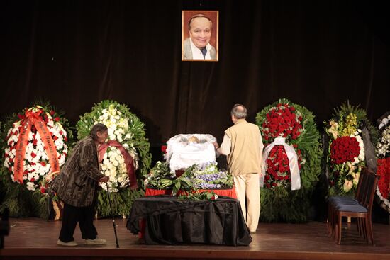 People pay last respects to Andrei Voznesensky