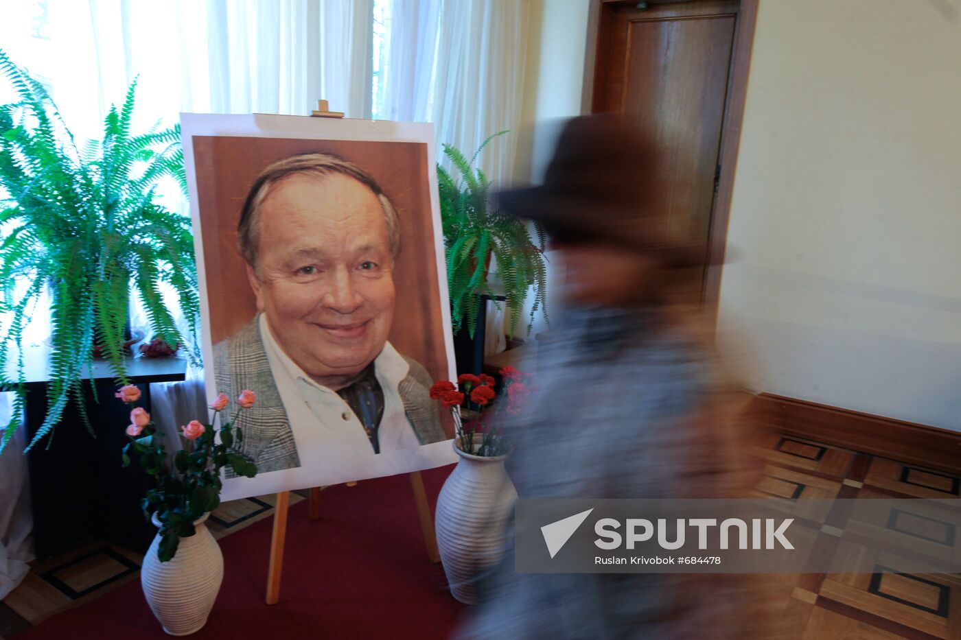 People pay last respects to Andrei Voznesensky