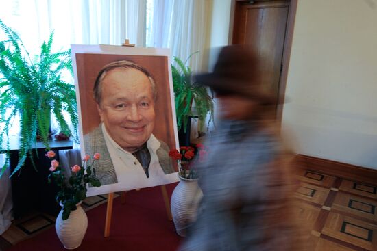 People pay last respects to Andrei Voznesensky