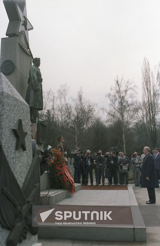Ceremony of laying wreath to the monument of soviet soldiers