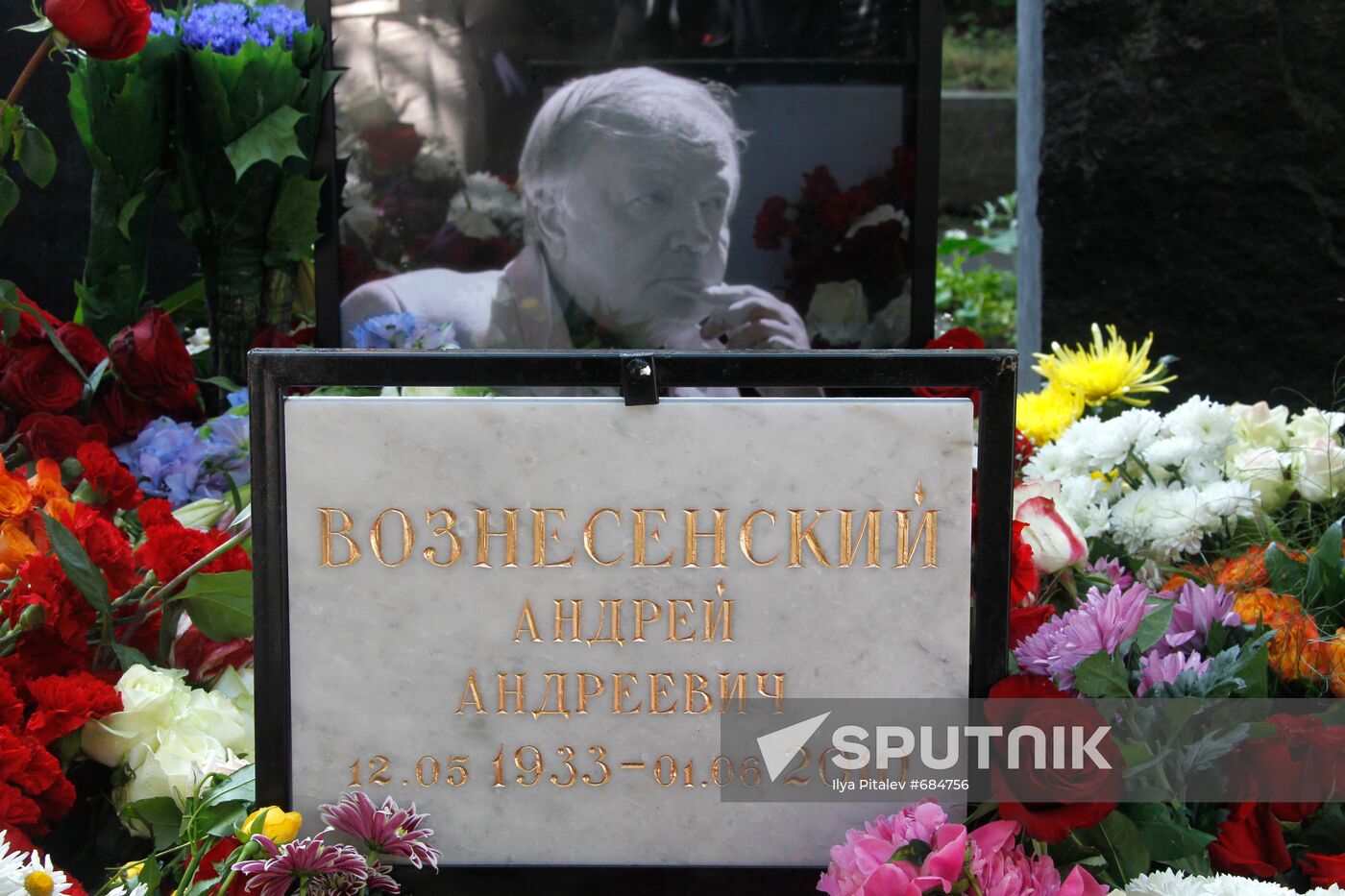 Funeral of poet Andrey Voznesenky at Novodevichy Cemetery