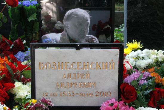 Funeral of poet Andrey Voznesenky at Novodevichy Cemetery