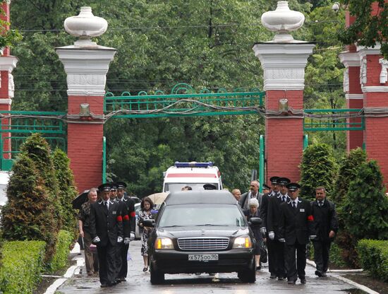 Funeral of poet Andrey Voznesenky at Novodevichy Cemetery