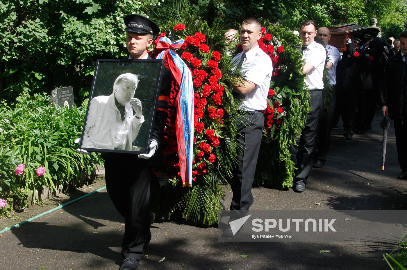 Funeral of poet Andrey Voznesenky at Novodevichy Cemetery