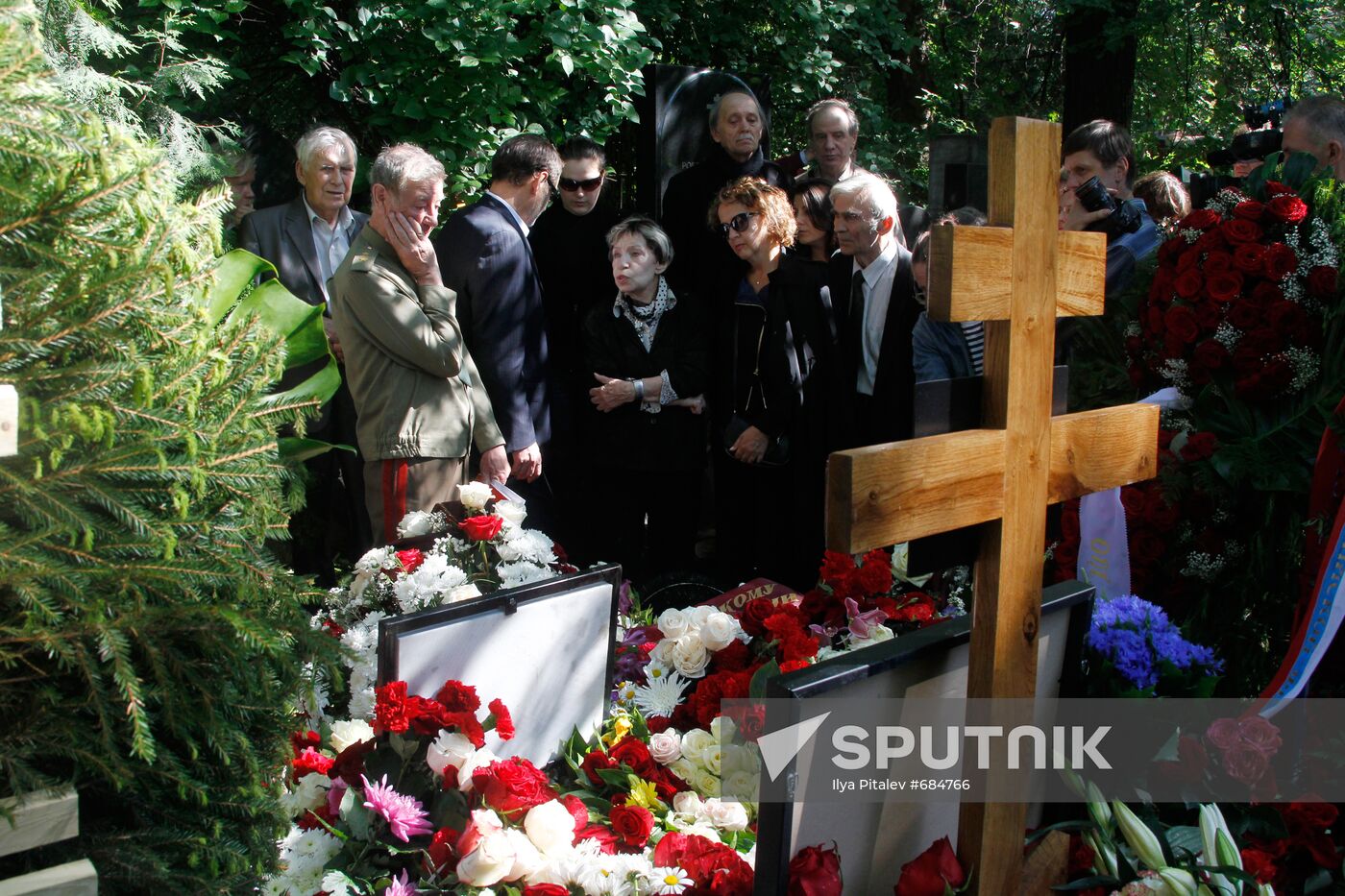 Funeral of poet Andrey Voznesenky at Novodevichy Cemetery