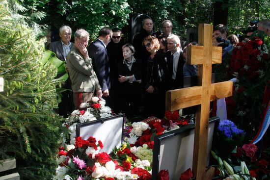 Funeral of poet Andrey Voznesenky at Novodevichy Cemetery