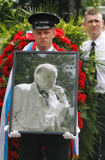 Funeral of poet Andrey Voznesenky at Novodevichy Cemetery