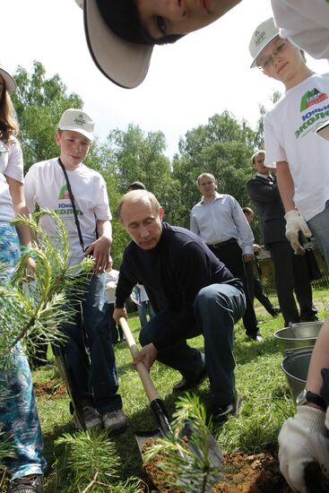 Vladimir Putin visits Losiny Ostrov National Park