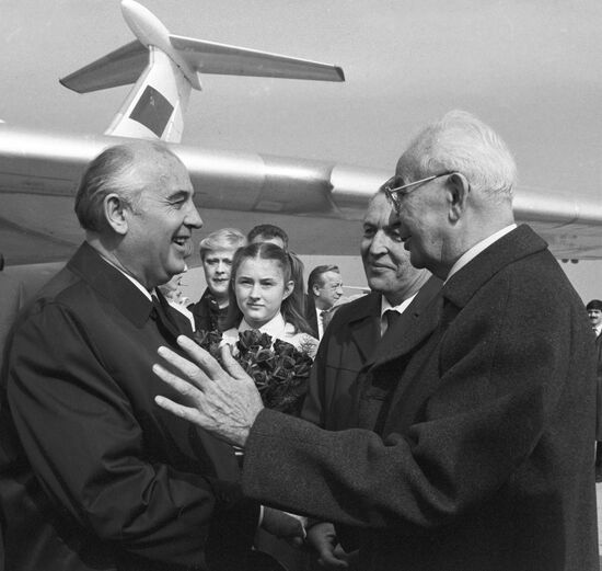 Mikhail Gorbachev and Gustáv Husák.
