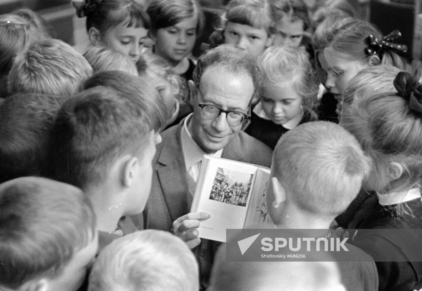 Writer Lev Kassil meeting with school students